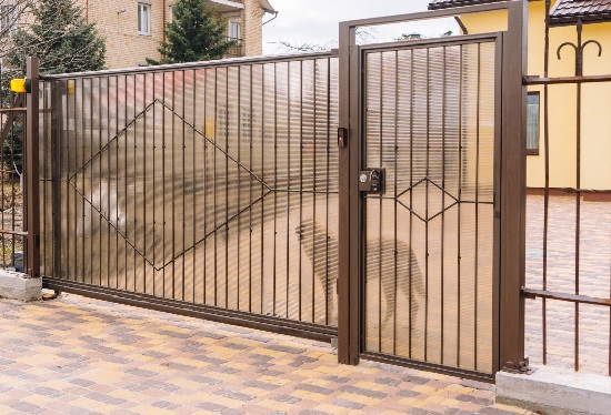 Купить ворота из профлиста с элементами ковки, с металлическими столбами в рамке или под дерево в Люберцах от 154396 руб